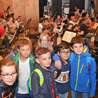 Im Theater Trier blickten die Schülerinnen und Schüler unter anderem hinter die Kulissen einer Orchesterprobe.