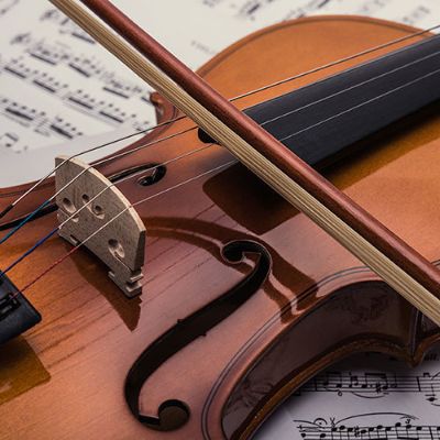 Violine auf Notenblättern