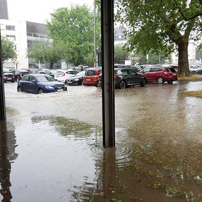Erschwerter Autoverkehr auf dem Augustinerhof nach dem Strakregen im Juli 2019
