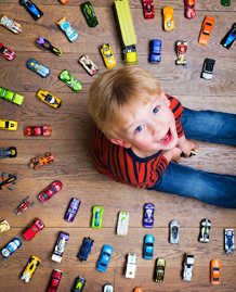 Kind mit Spielzeugautos