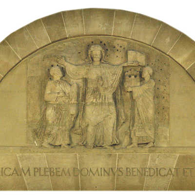"Der Herr segne die Stadt Trier und ihre Einwohner" lautet übersetzt die Inschrift auf diesem romanischen Relief, auf dem Christus, Stadtpatron Petrus und der erste Trierer Bischof Eucharius abgebildet sind.