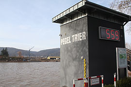 Moselpegel am Pacelliufer in Trier mit Digitalanzeige.