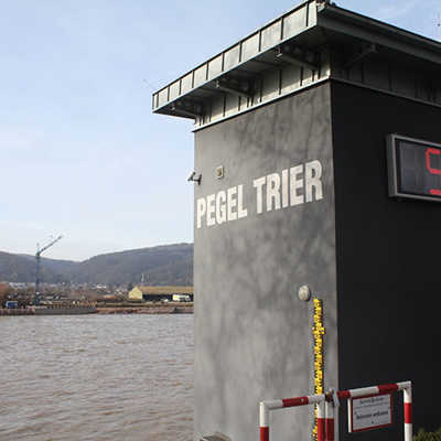 Moselpegel am Pacelliufer in Trier mit Digitalanzeige.