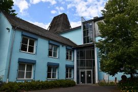 Das Baubürgerbüro befindet sich im Erdgeschoss des blauen Verwaltungsgebäudes VI am Augustinerhof (hinter dem Hochbunker).