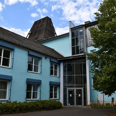 Das Baubürgerbüro befindet sich im Erdgeschoss des blauen Verwaltungsgebäudes VI am Augustinerhof (hinter dem Hochbunker).