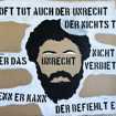 Auf dem Bild ist das Gesicht von Marc Aurel zu sehen mit einem Zitat. "Oft tut auch der Unrecht, der nichts tut. Wer das unrecht nicht verbietet, wenn er kann, der befiehlt es." Das Bild ist ein Kunstwerk.