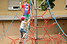 Die Kletterspinne auf dem neuen Spielplatz in der Balthasar-Neumann-Straße ist bereits fest in Kinderhand. Foto: Anders