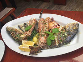 Frisch gegrillter Fisch auf einer Platte.