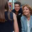 Ministerpräsidentin Dreyer und Büchereichefin Andrea May im Gespräch mit einem Mädchen