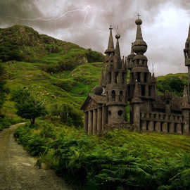 Fantasy-Bild einer dunklen Burg in einer grünen Hügellandschaft, über die ein Sturm zieht